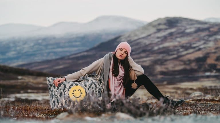 cute stuff Tasche Smiley mit Model sitzend auf Snøhetta in Dovrefjell Nationalpark